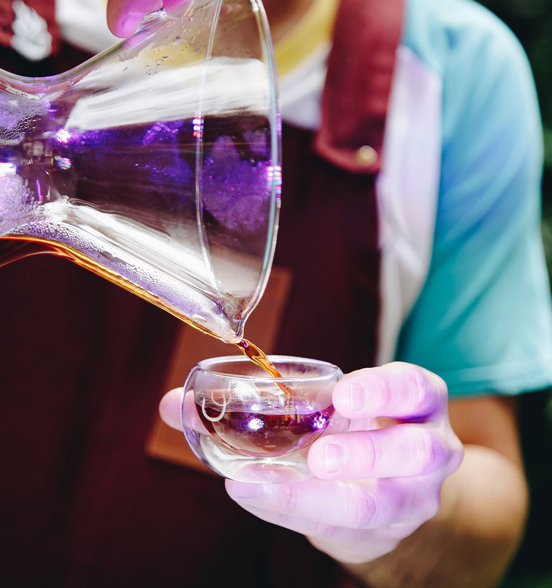 Barista sirviendo un tipo de bebida ,frecemos oportunidades de inversión que permiten reinversión en proyectos sociales con un triple impacto beneficioso para todos.